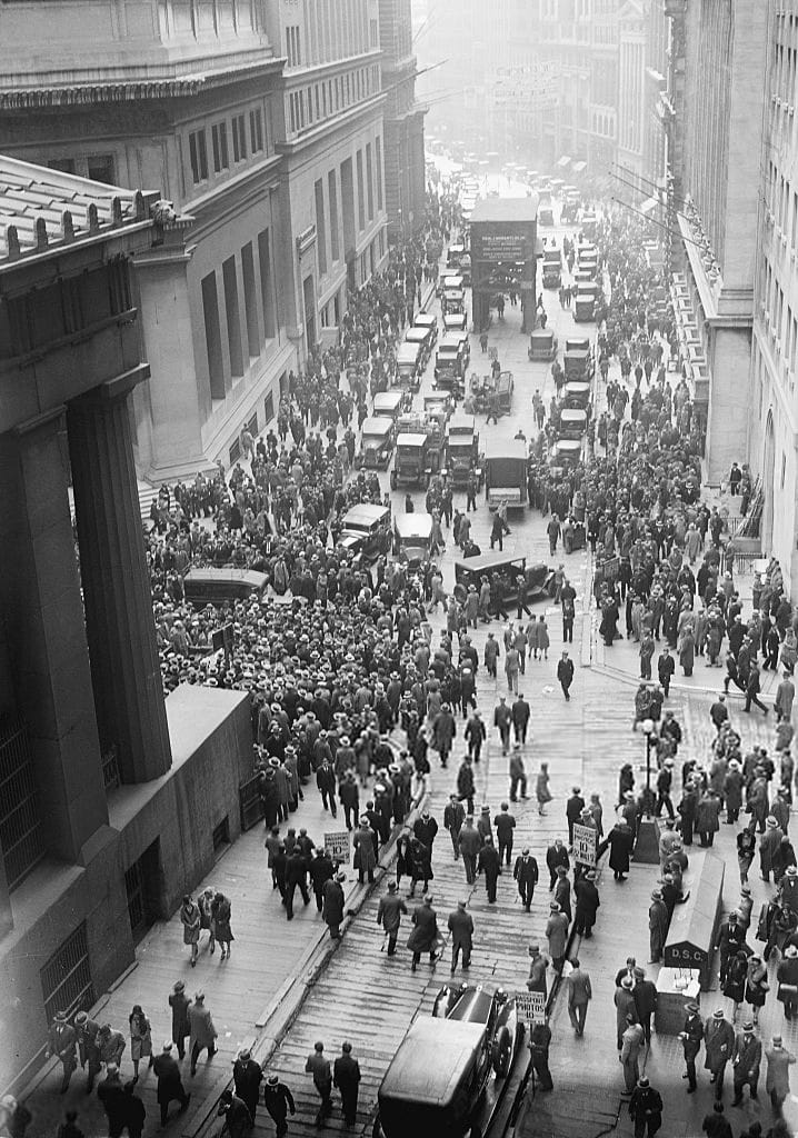 Crowd gathered outside the New York Stock Exchange in October 1929